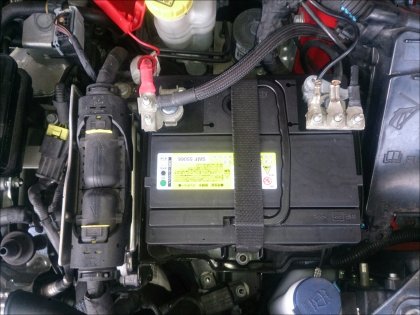FIAT 500のバッテリーのバッテリー交換方法1