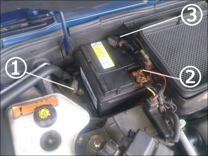 FIAT パンダのバッテリーのバッテリー交換方法1