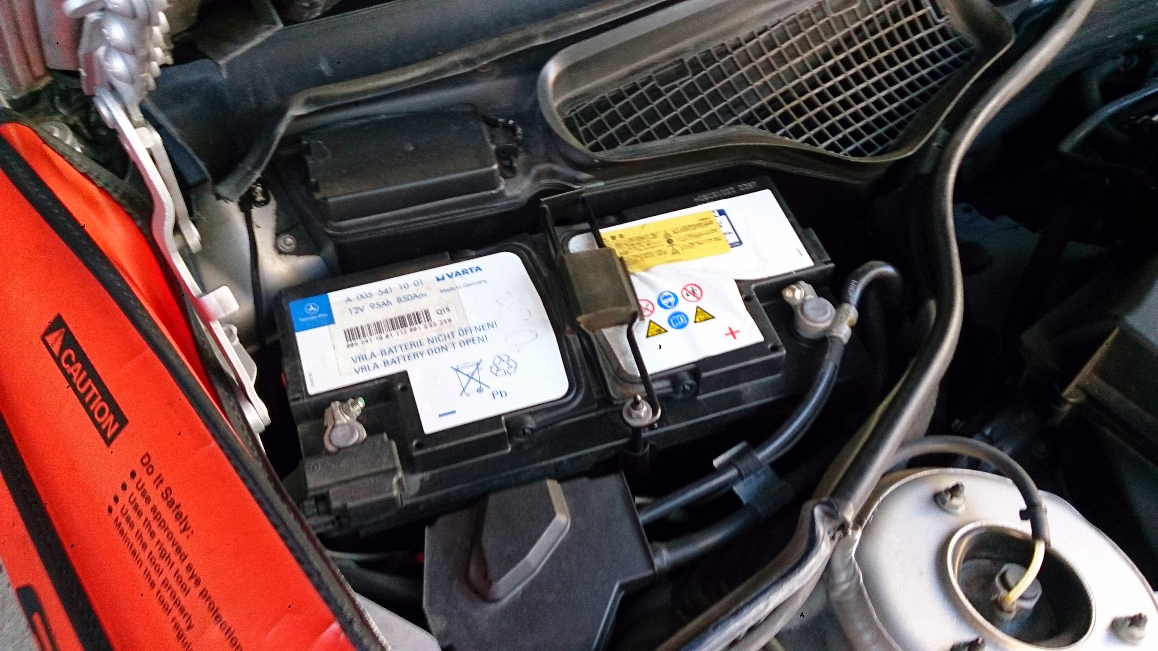 W221 後期 S350のバッテリー交換をしました 自動車バッテリー バスケスコーポレーションの店長ブログ