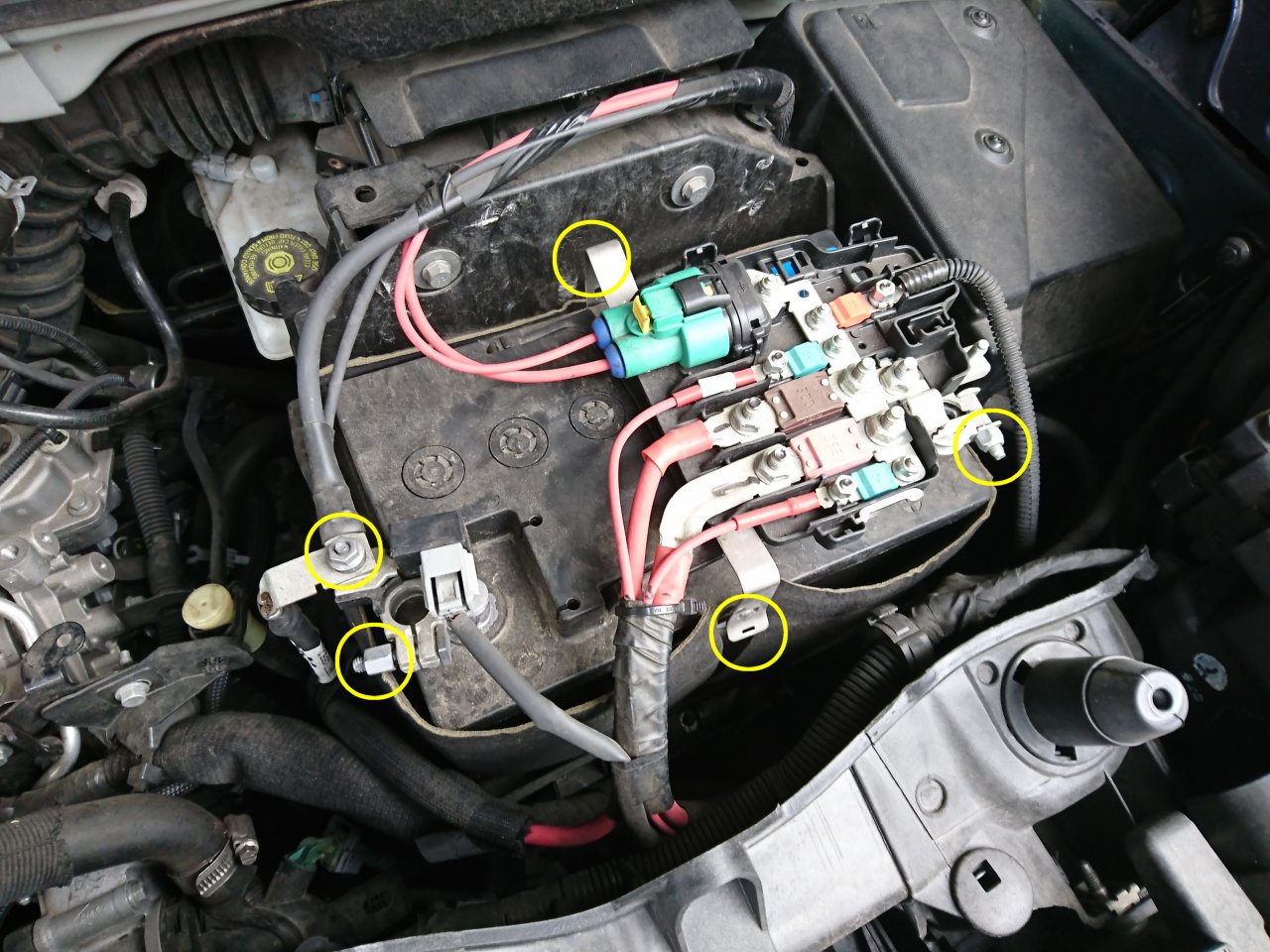 カングー2 アイドリングストップ機能付車のバッテリー交換をしました 自動車バッテリー バスケスコーポレーションの店長ブログ